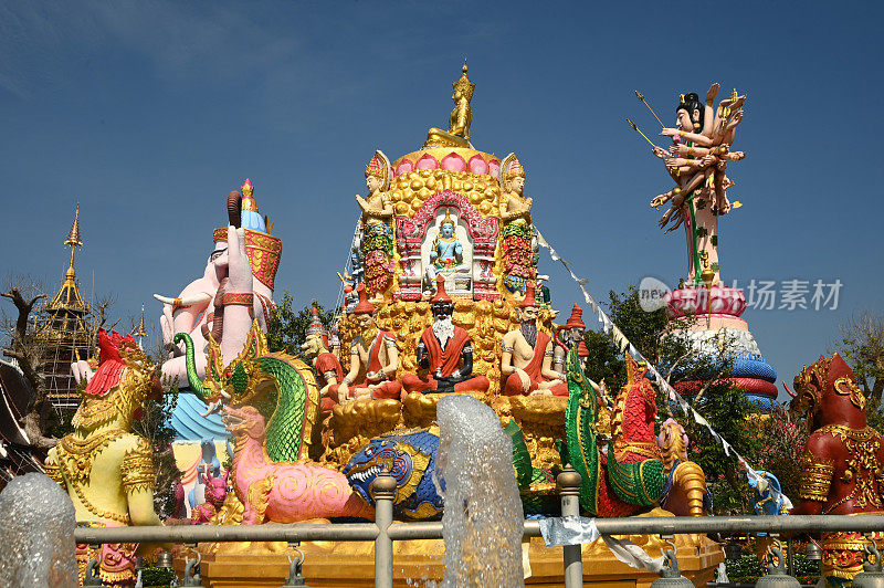 大型户外雕像Phra Phit Ganesha和观音女神佛教艺术和各种艺术在Wat Saeng Kaew Phothiyan是世俗佛法的结合，表达了佛教徒的信仰和文化。
